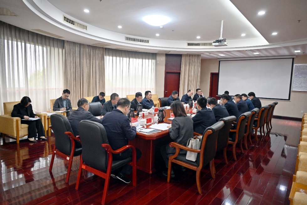 会议室里的椅子上
中度可信度描述已自动生成